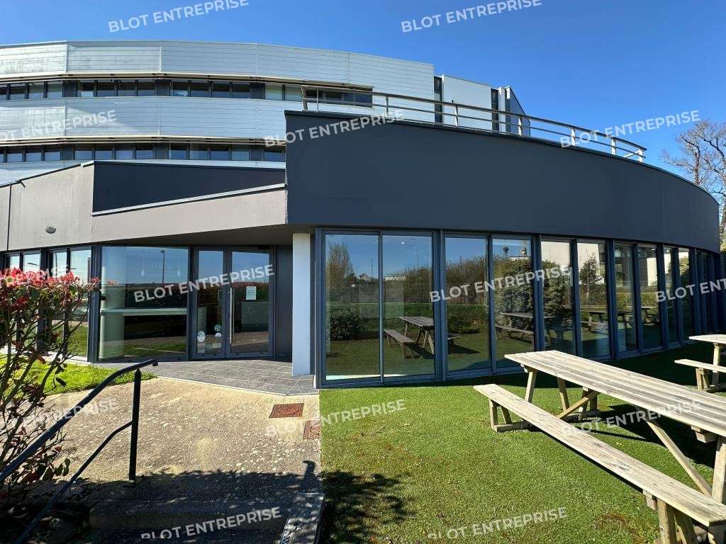 A vendre bureaux 250m² ERP belle visibilité Caudan