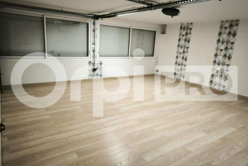 Local d'activité & bureaux 242m² à Villejust