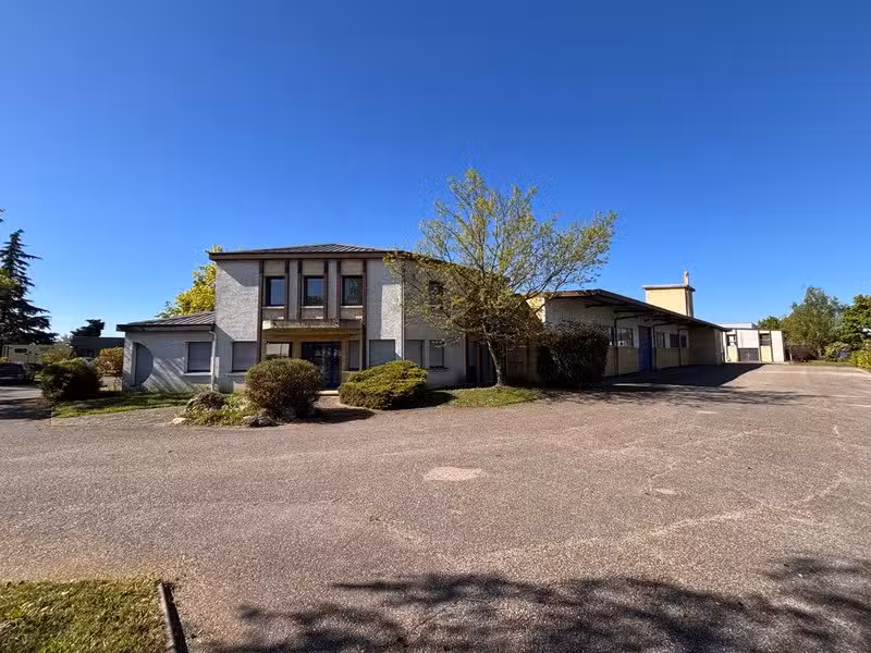 Bâtiment à vendre 1991m² sortie A89 à Lentilly