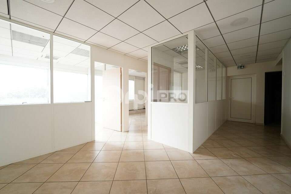 Bureau 213m² RDC à louer à Taluyers D342