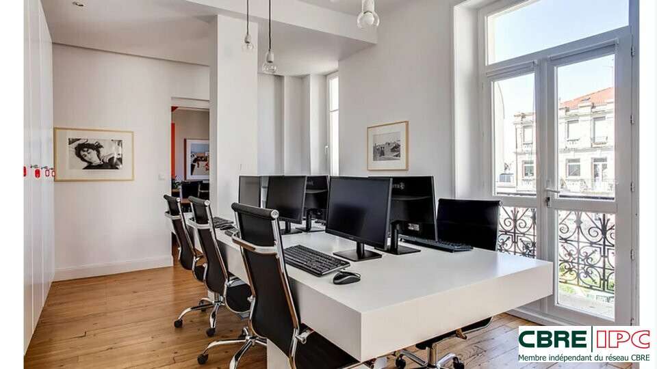 Location bureaux R+2 avec balcon à Biarritz