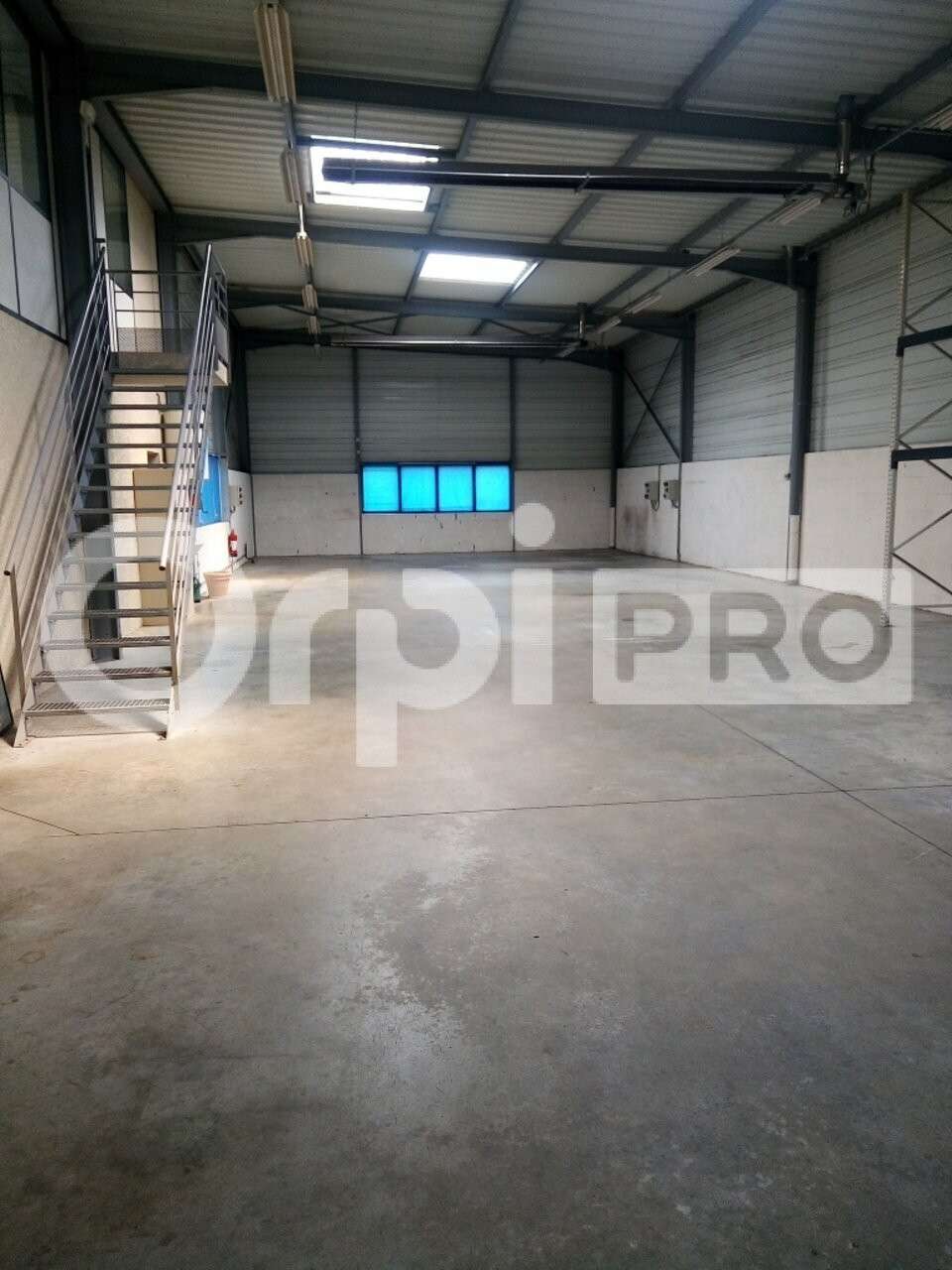 Location local d'activité de 320m² à Reyrieux