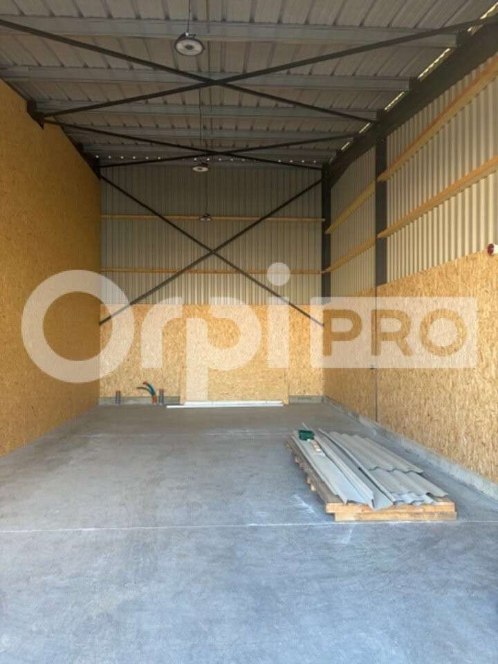 A louer local stockage 100m² proche La Rochelle