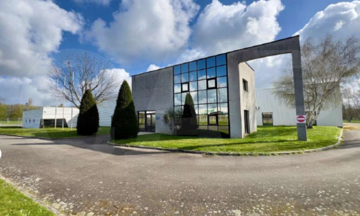 A vendre local d'activité 2 550m² à Miniac-Morvan