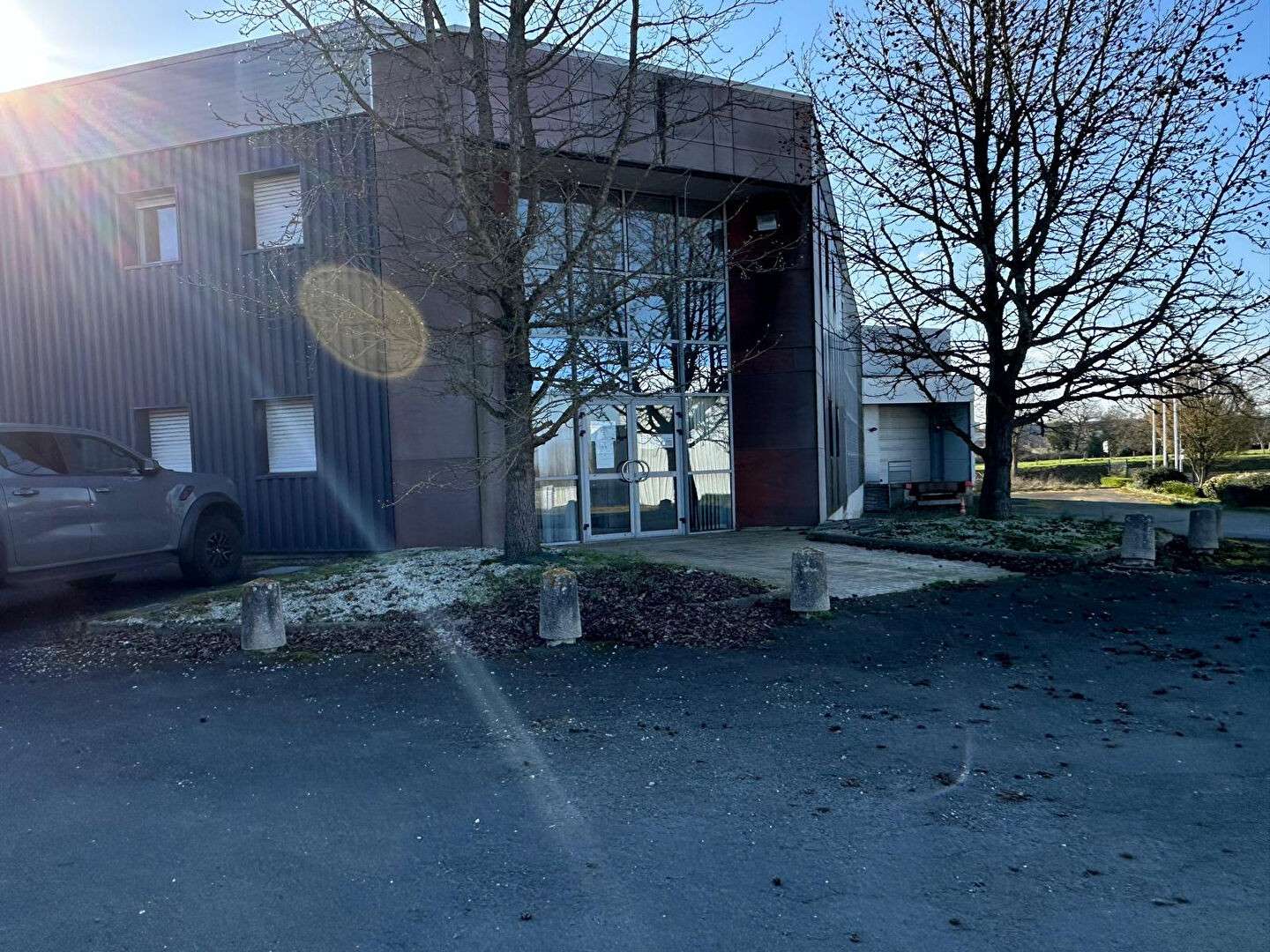 A louer entrepôt 2304m² avec accès facile Changé