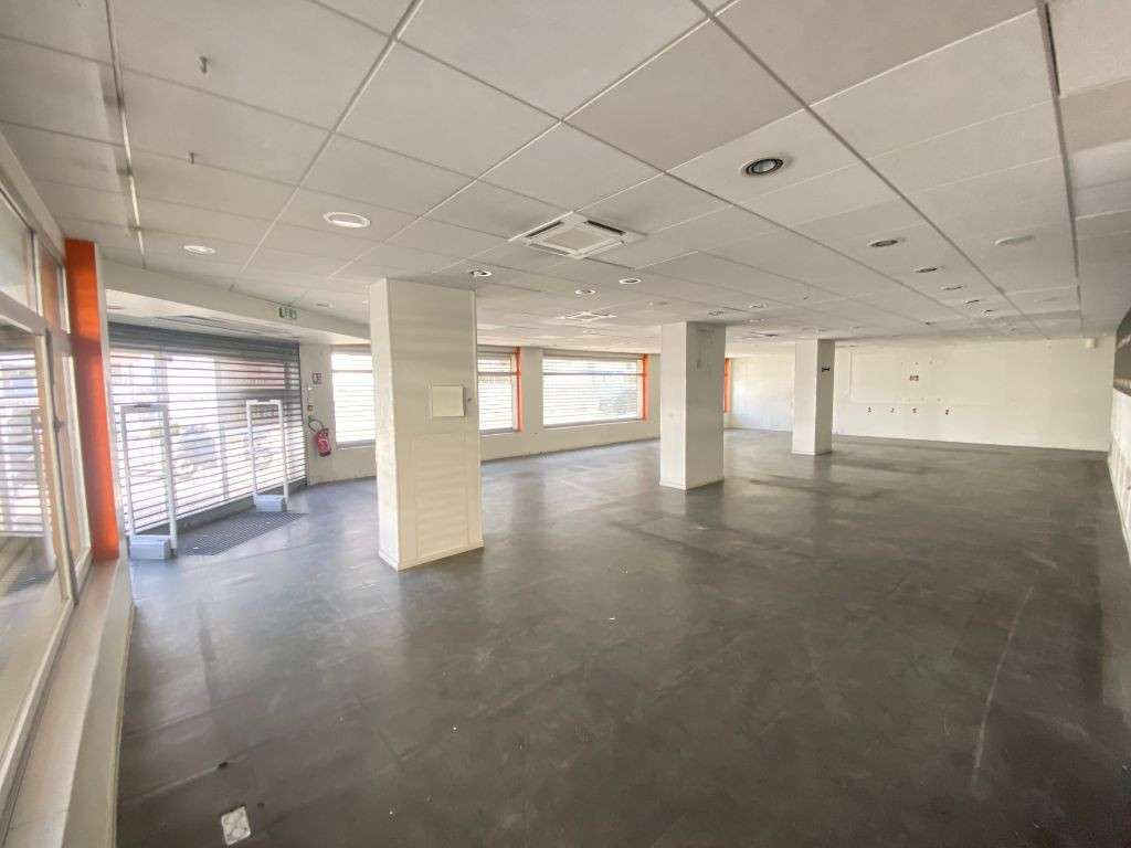 A louer local commercial 380m² angle à Annemasse 