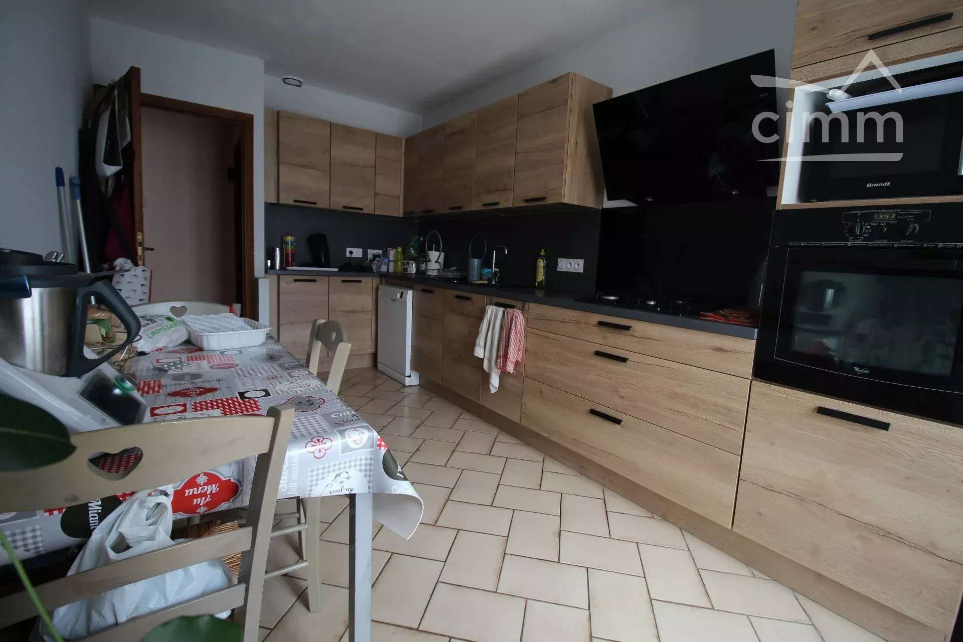 AV immeuble avec local commercial loué à Espéraza