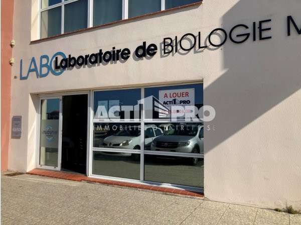 À louer local commercial 102 m² à Pollestres