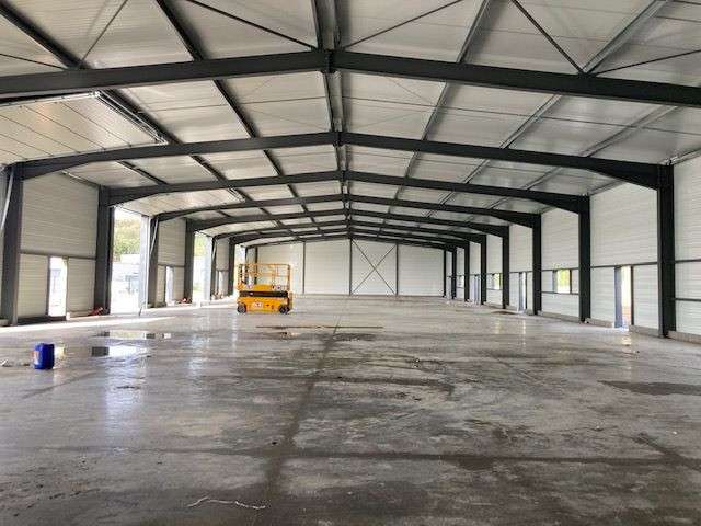 Locaux 1200m² divisibles à louer à Cusset