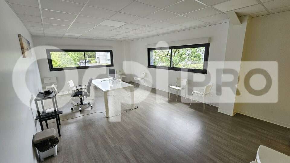Bureau récent 30m² R+1  à louer à Pessac