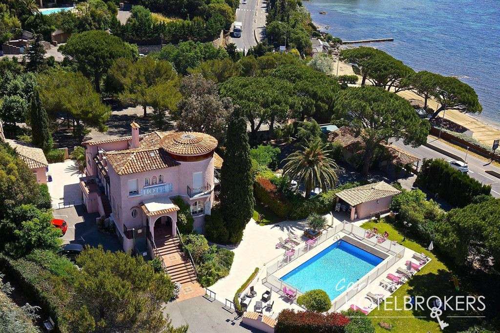 Vente hôtel à pied de la plage Golfe de St-Tropez
