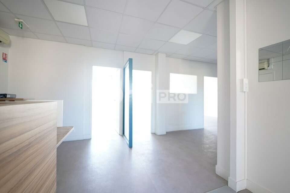 A louer bureaux de 138m² en R+1 à Décines-Charpieu
