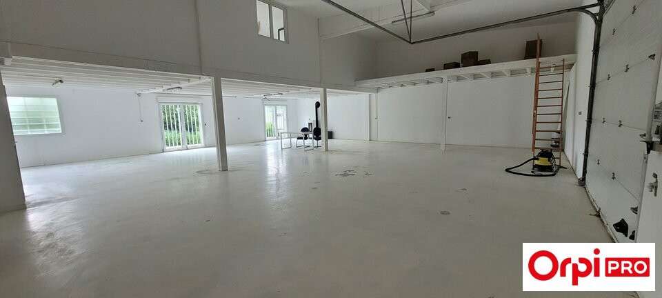 A louer local de 330m² en ZAC à Trégueux