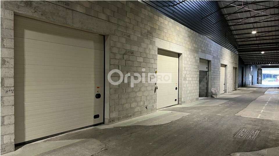 AV entrepôt de 140m² accès poids lourds à Orange