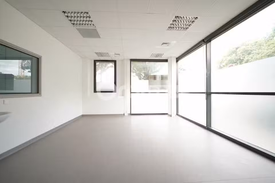 Bureaux 360m² à louer à Vaulx-en-Velin
