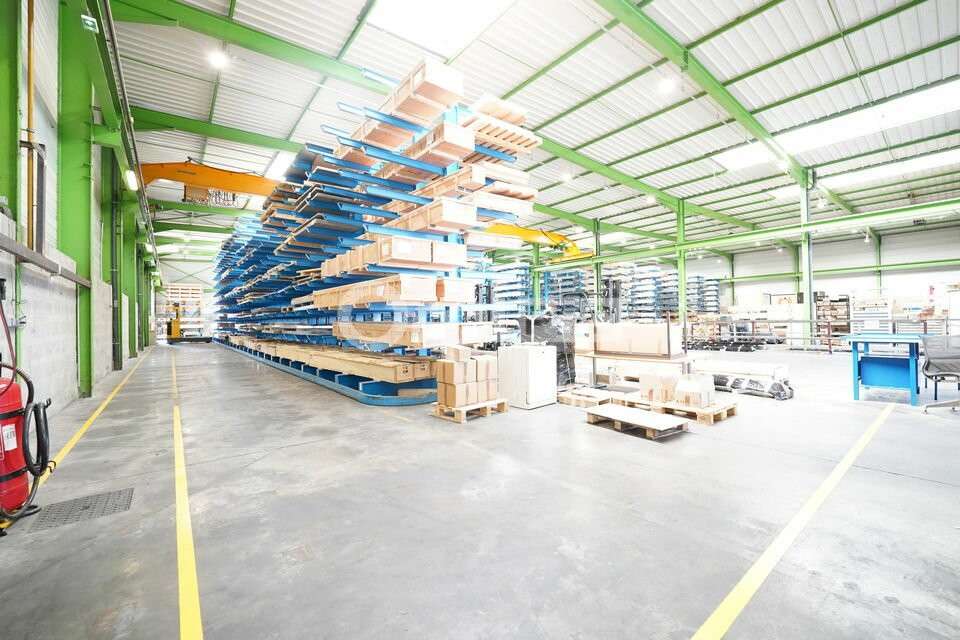 Local d'activité à vendre 2350m² à Chassieu
