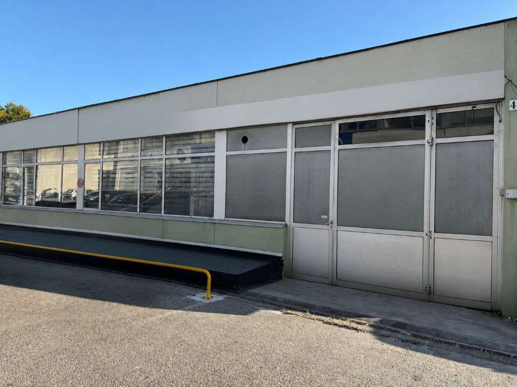 Loue local d'activités de 360m² en ZA à Annecy