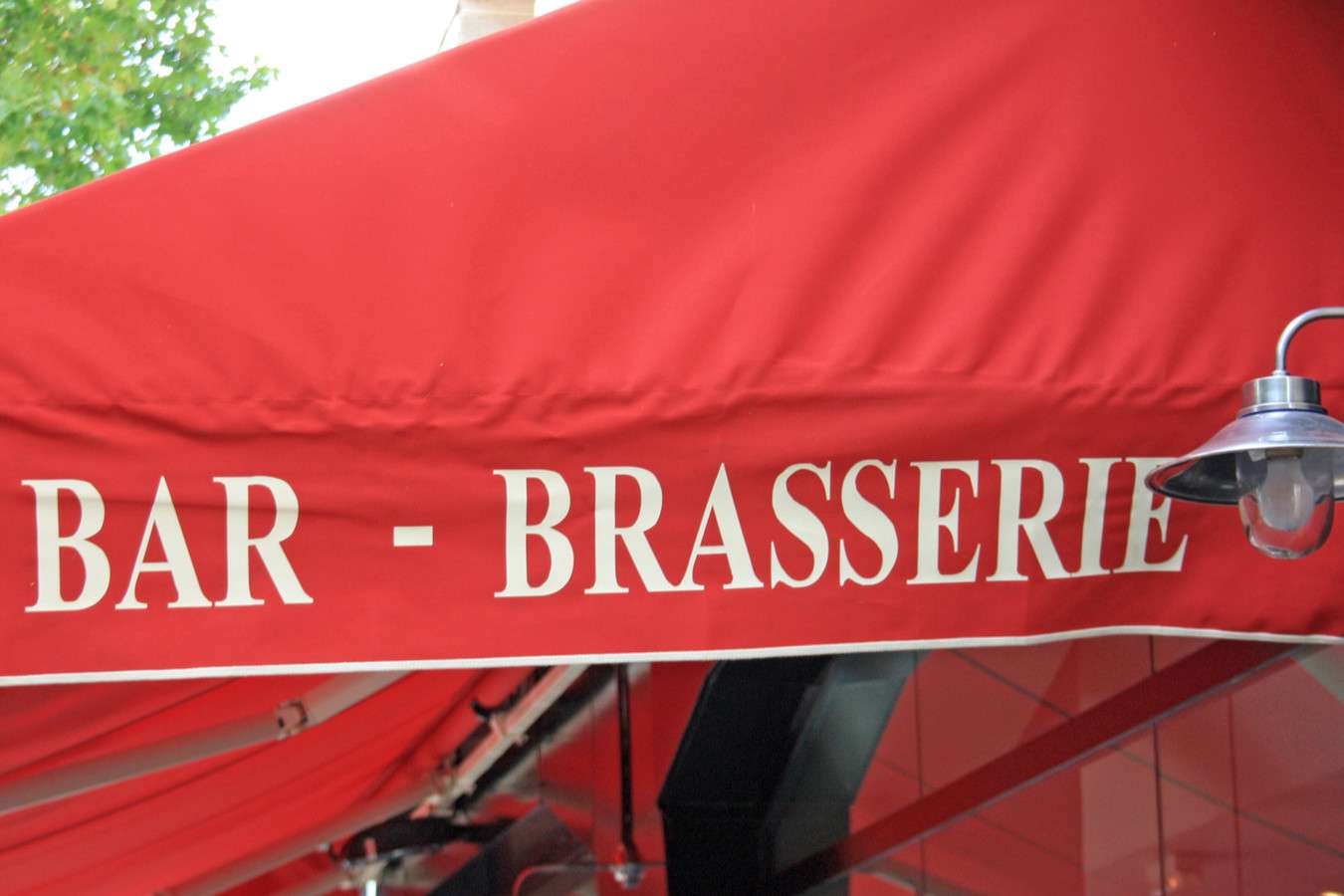 Vente bar brasserie en angle sortie de métro Paris