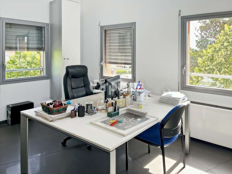 Bureau 121m² avec terrasse à louer à Gémenos 