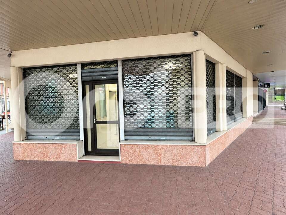 AV local commercial 68m² secteur urbain Montlhéry