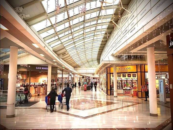 Local commercial 240m² Carrefour Vénissieux