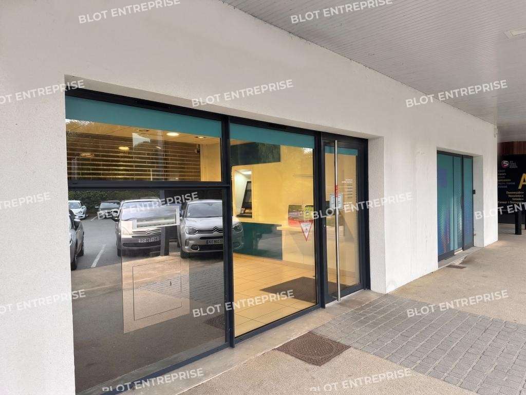 A louer locaux commerciaux 182m² à Plescop