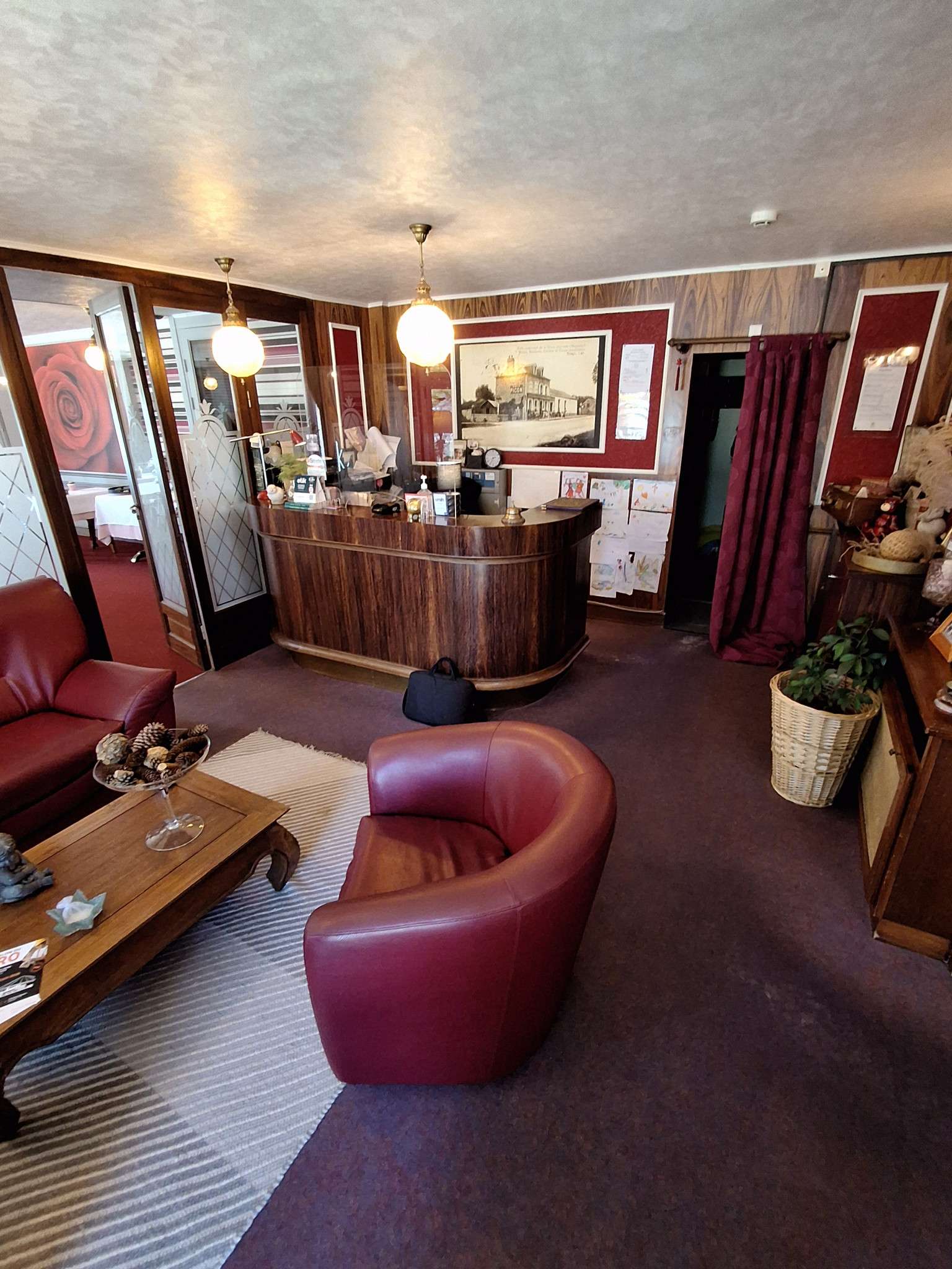 AV hôtel restaurant avec lic IV et murs en Mayenne
