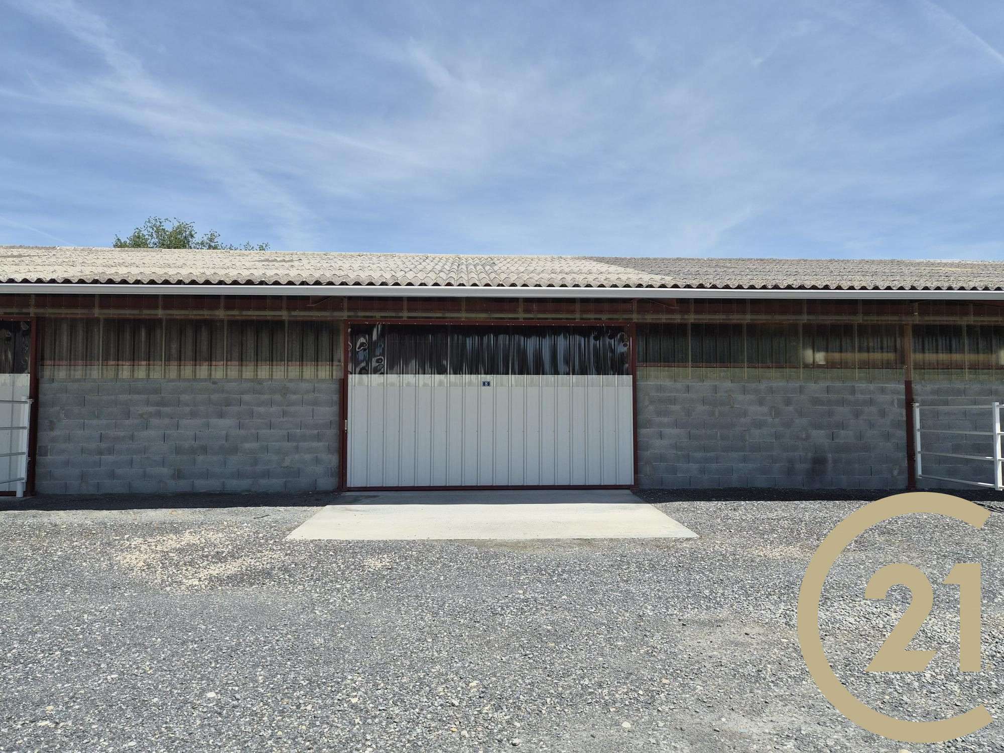 A louer local stockage 200m² accès facile Terssac