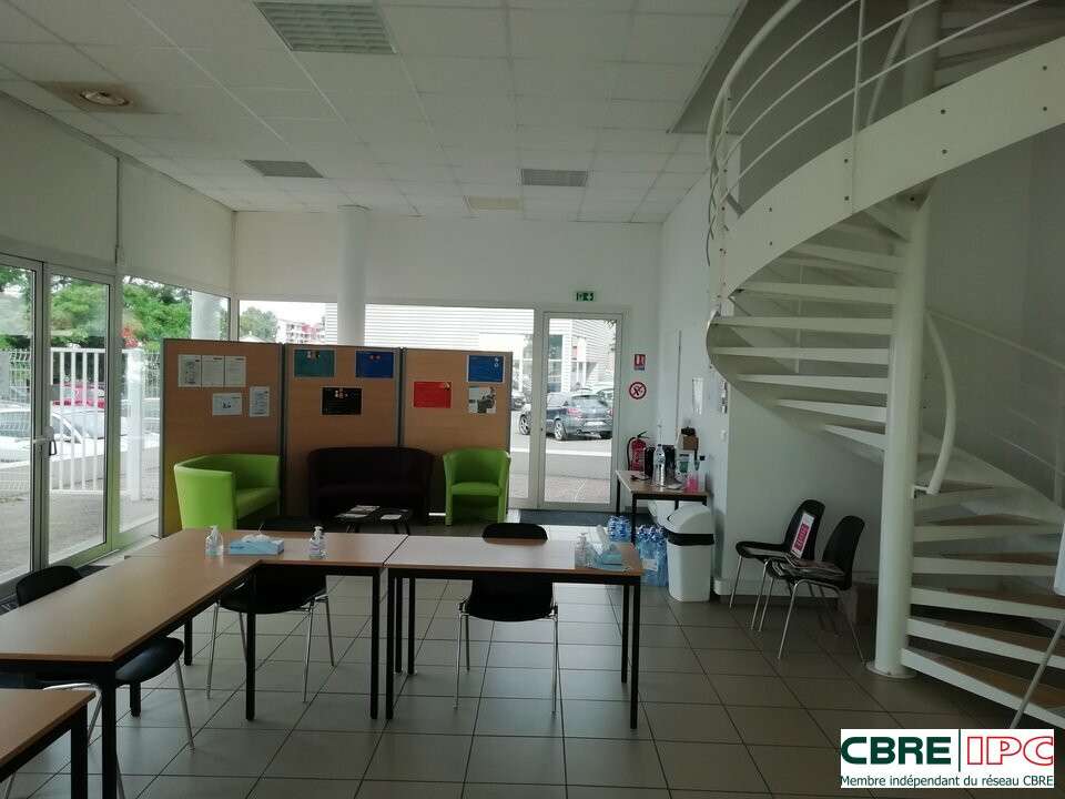 A louer local commercial de 124m² à Dax Sablar