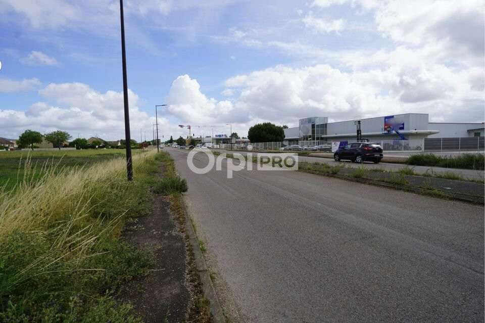 Local cial d'activité de 2 675m² à louer à Brochon