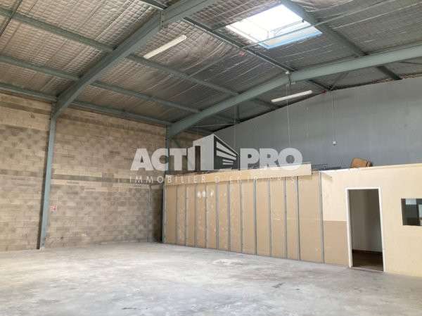 À louer local d'activité 444 m² à Pollestres