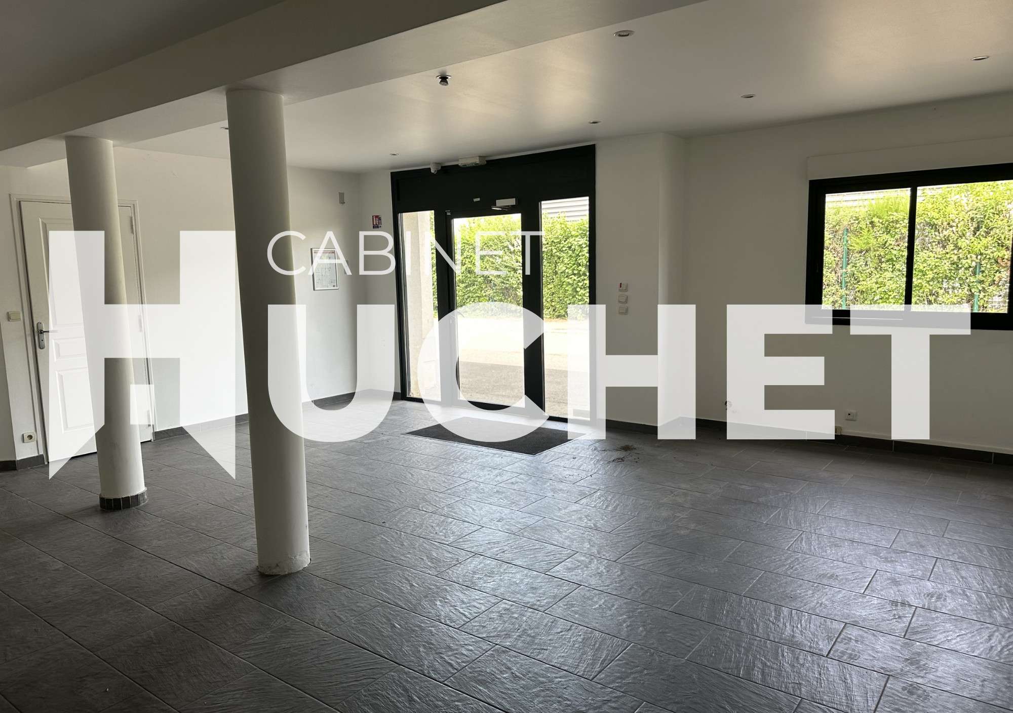 à louer local avec partie bureaux à Démouville