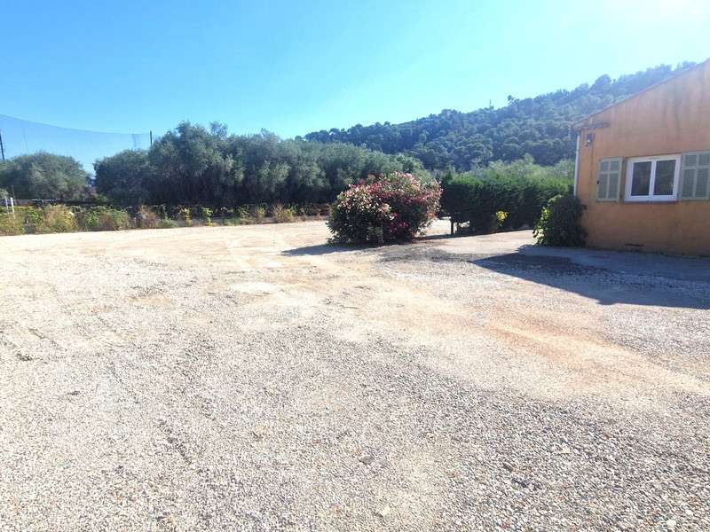 A louer bureaux 200m² avec terrain 1800m² à Nice