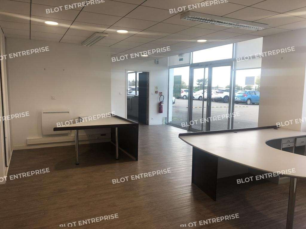 A louer bureaux 175m² à Landerneau au bord de RN12