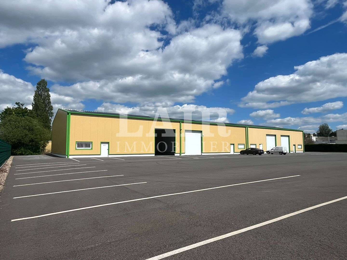 AV ensemble immobilier 4 cellules 1000m² L' Aigle