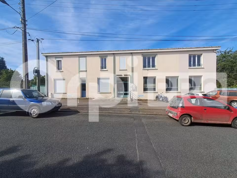 Location bureaux de 287m² + parkings à Montluçon