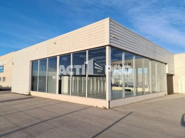 À louer local commercial 225m² à Mas Guérido
