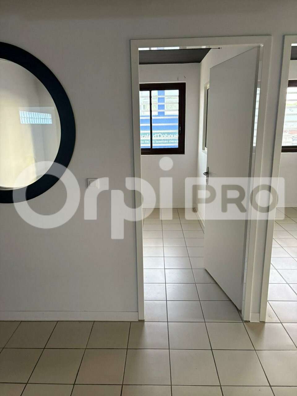 Bureau rénové 98m² accès PMR à louer au Gosier