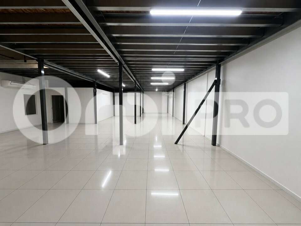 Local commercial de 667m² à louer à Baie Mahault