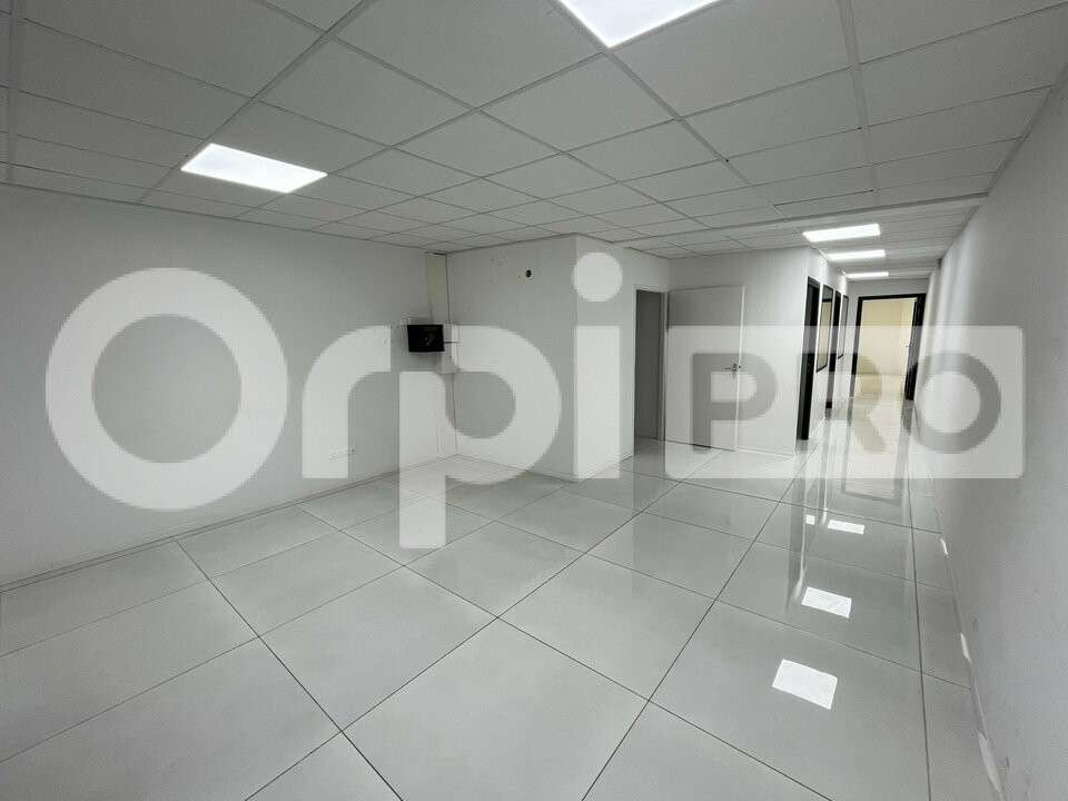 A louer magnifiques bureaux 80m² aux Abymes