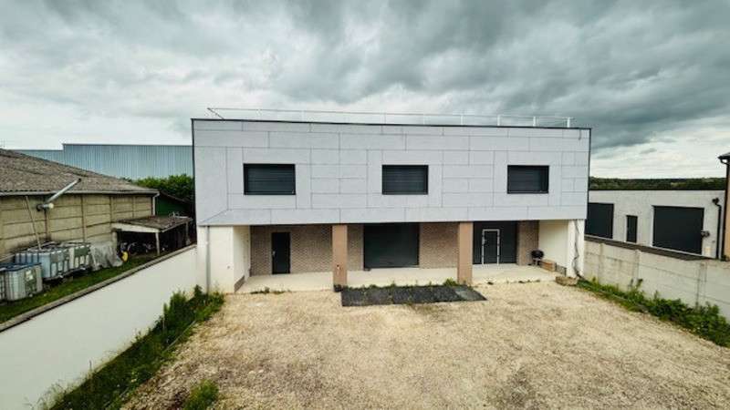 Ensemble immobilier avec entrepôt à Meaux 