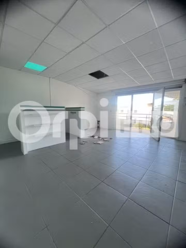 A louer local de 67m² en R+1 à Jarry