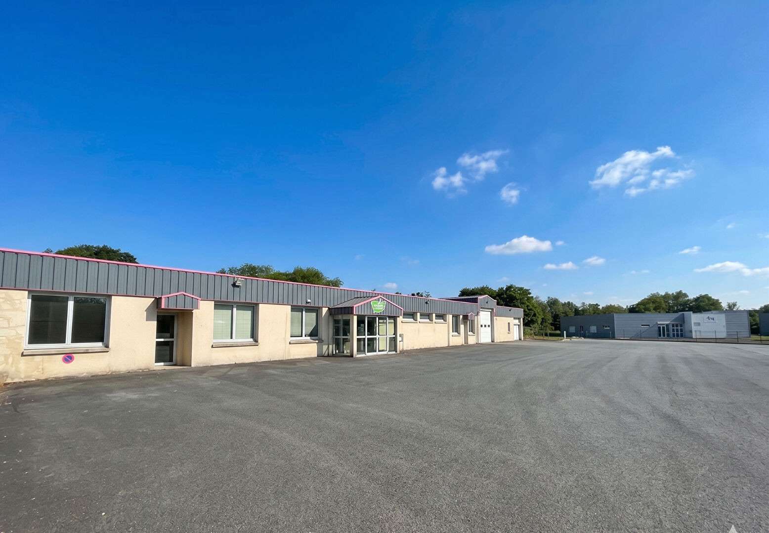 A louer entrepôt avec bureaux 1700m² à Laval
