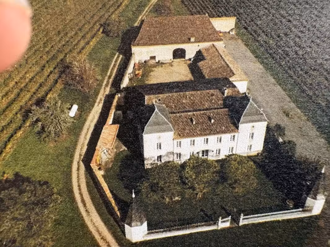 Château dominant les côteaux de L'ENTRE DEUX MERS