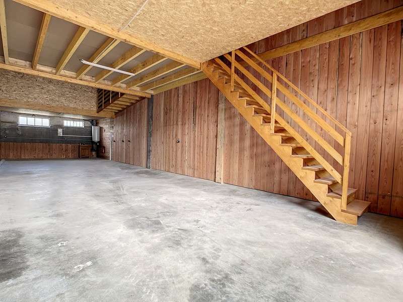 Local d'activité rénové 160m² à louer à Biol