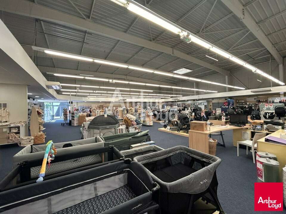 Local 750m² à louer sur 2159m² à Villebarou