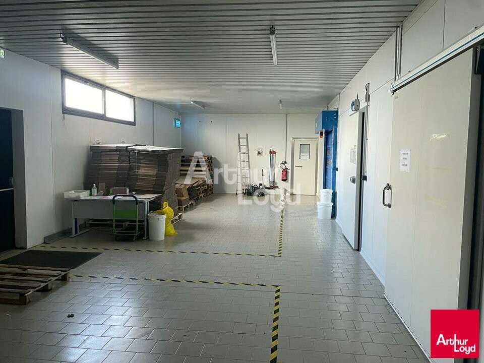 Local d'activité 1000m² à vendre à Contres
