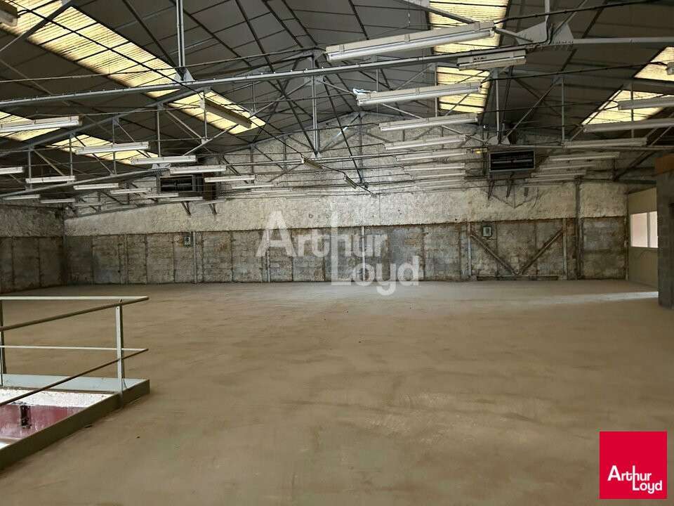 Local d'activité 851m² sur 5296m² à vendre à Blois