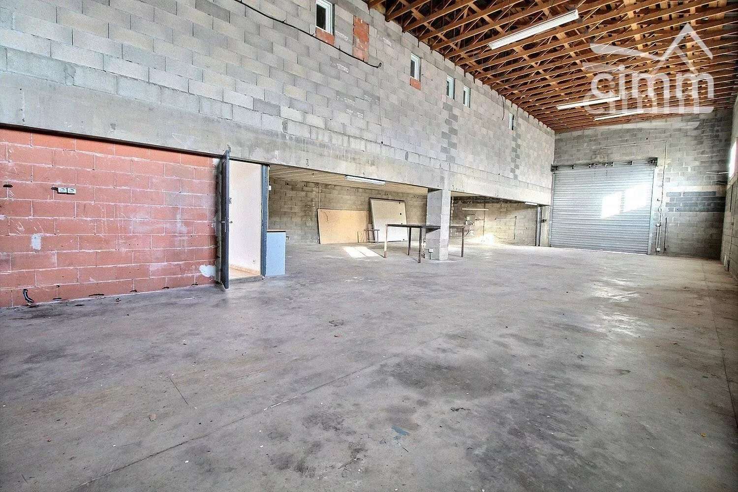 Loue hangar de 220m² avec logement à Montblanc