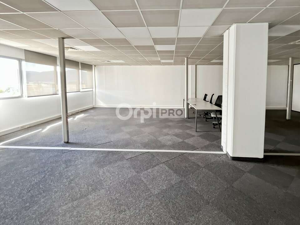Bureaux de 577m² à louer à Aubagne av Marin Blanc